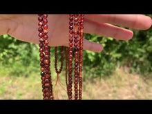 Charger et lire la vidéo dans la visionneuse de la Galerie, Perles en grenat hessonite facettées entre 2 et 4mm