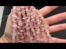 Charger et lire la vidéo dans la visionneuse de la Galerie, Perles en quartz rose, forme chips