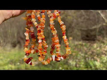 Charger et lire la vidéo dans la visionneuse de la Galerie, Perles en cornaline, agates de différentes couleurs, forme chips