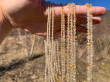 Charger l'image dans la galerie, Perles en quartz à inclusions de rutile facettées entre 2 et 5,5mm