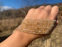 Charger l'image dans la galerie, Perles en quartz à inclusions de rutile facettées entre 2 et 5,5mm