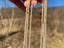 Charger l'image dans la galerie, Perles en quartz à inclusions de rutile facettées entre 2 et 5,5mm