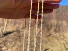 Charger l'image dans la galerie, Perles en quartz à inclusions de rutile facettées entre 2 et 5,5mm