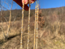 Charger l'image dans la galerie, Perles en quartz à inclusions de rutile facettées entre 2 et 5,5mm