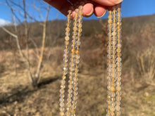 Charger l'image dans la galerie, Perles en quartz à inclusions de rutile facettées entre 2 et 5,5mm