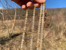 Charger l'image dans la galerie, Perles en quartz à inclusions de rutile facettées entre 2 et 5,5mm