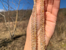 Charger l'image dans la galerie, Perles en quartz à inclusions de rutile facettées entre 2 et 5,5mm