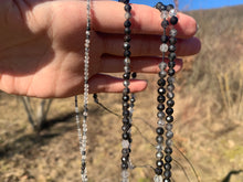 Charger l'image dans la galerie, Perles en quartz avec inclusions de tourmaline facettées entre 2 et 4,5mm