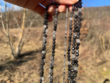 Charger l'image dans la galerie, Perles en quartz avec inclusions de tourmaline facettées entre 2 et 4,5mm