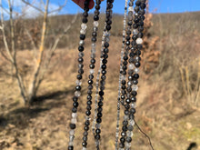 Charger l'image dans la galerie, Perles en quartz avec inclusions de tourmaline facettées entre 2 et 4,5mm