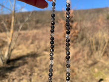 Charger l'image dans la galerie, Perles en quartz avec inclusions de tourmaline facettées entre 2 et 4,5mm