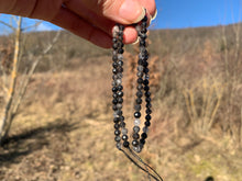 Charger l'image dans la galerie, Perles en quartz avec inclusions de tourmaline facettées entre 2 et 4,5mm