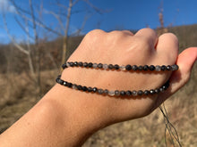 Charger l'image dans la galerie, Perles en quartz avec inclusions de tourmaline facettées entre 2 et 4,5mm