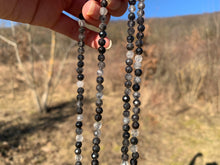 Charger l'image dans la galerie, Perles en quartz avec inclusions de tourmaline facettées entre 2 et 4,5mm