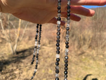 Charger l'image dans la galerie, Perles en quartz avec inclusions de tourmaline facettées entre 2 et 4,5mm