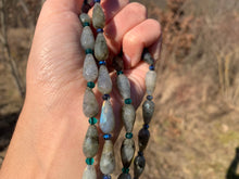 Charger l'image dans la galerie, Perles en labradorite, forme goutte facettées 8 x 16mm