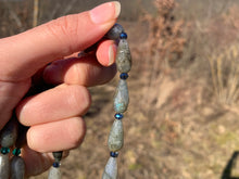 Charger l'image dans la galerie, Perles en labradorite, forme goutte facettées 8 x 16mm