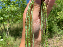 Charger l'image dans la galerie, Perles en péridot entre 2 et 5mm