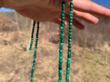 Charger l'image dans la galerie, Perles en malachite, forme carré facetté.