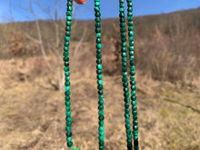 Charger l'image dans la galerie, Perles en malachite, forme carré facetté.