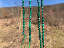 Charger l'image dans la galerie, Perles en malachite, forme carré facetté.