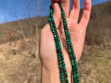 Charger l'image dans la galerie, Perles en malachite, forme carré facetté.