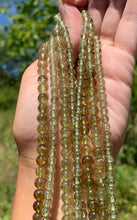 Charger l'image dans la galerie, Perles en apatite verte entre 4 et 6mm