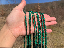 Charger l'image dans la galerie, Perles en malachite facettées entre 2 et 6,5mm