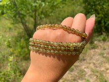 Charger l'image dans la galerie, Perles en apatite verte entre 4 et 6mm