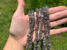 Charger l'image dans la galerie, Perles en labradorite, forme chips
