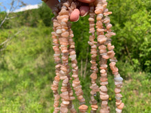 Charger l'image dans la galerie, Perles en pierre de lune pêche, forme chips