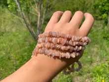 Charger l'image dans la galerie, Perles en pierre de lune pêche, forme chips