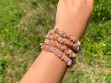 Charger l'image dans la galerie, Perles en pierre de lune pêche, forme chips