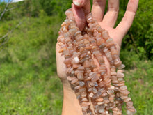 Charger l'image dans la galerie, Perles en pierre de lune pêche, forme chips