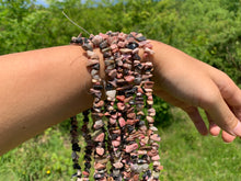 Charger l'image dans la galerie, Perles en rhodonite, forme chips