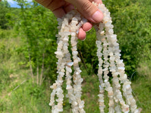 Charger l'image dans la galerie, Perles en pierre de lune blanche, forme chips