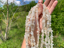 Charger l'image dans la galerie, Perles en pierre de lune blanche, forme chips