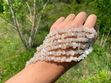 Charger l'image dans la galerie, Perles en pierre de lune blanche, forme chips