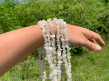 Charger l'image dans la galerie, Perles en pierre de lune blanche, forme chips