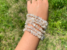 Charger l'image dans la galerie, Perles en pierre de lune blanche, forme chips