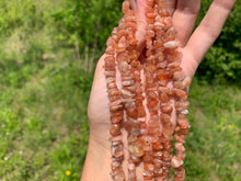 Charger l'image dans la galerie, Perles en pierre de soleil, forme chips