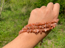 Charger l'image dans la galerie, Perles en pierre de soleil, forme chips