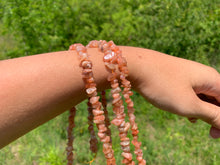 Charger l'image dans la galerie, Perles en pierre de soleil, forme chips