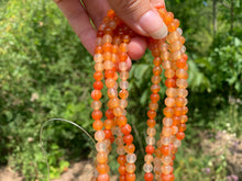 Charger l'image dans la galerie, Perles en agate mélangée avec des cornalines entre 4 et 14mm