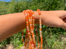 Charger l'image dans la galerie, Perles en agate mélangée avec des cornalines entre 4 et 14mm