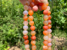 Charger l'image dans la galerie, Perles en agate mélangée avec des cornalines entre 4 et 14mm