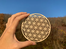 Charger l'image dans la galerie, Fleurs de vie ronde en bois