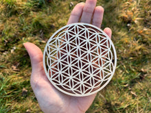 Charger l'image dans la galerie, Fleurs de vie ronde en bois