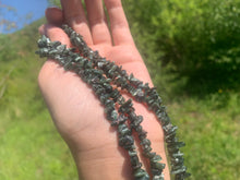 Charger l'image dans la galerie, Perles en séraphinite, forme chips