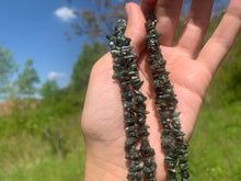 Charger l'image dans la galerie, Perles en séraphinite, forme chips